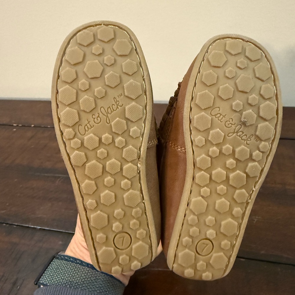 3 pairs of size 7 kids shoes- Keen sandals, loafers, & New Balance sneakers - Picture 13 of 15
